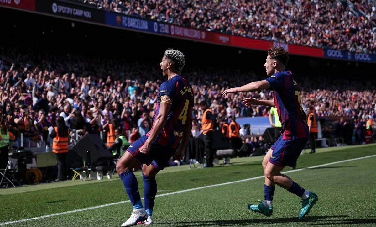 随着巴萨1-0战胜巴列卡诺，他们已经多赛一场领先皇马7分。明天凌晨4点，马德里德