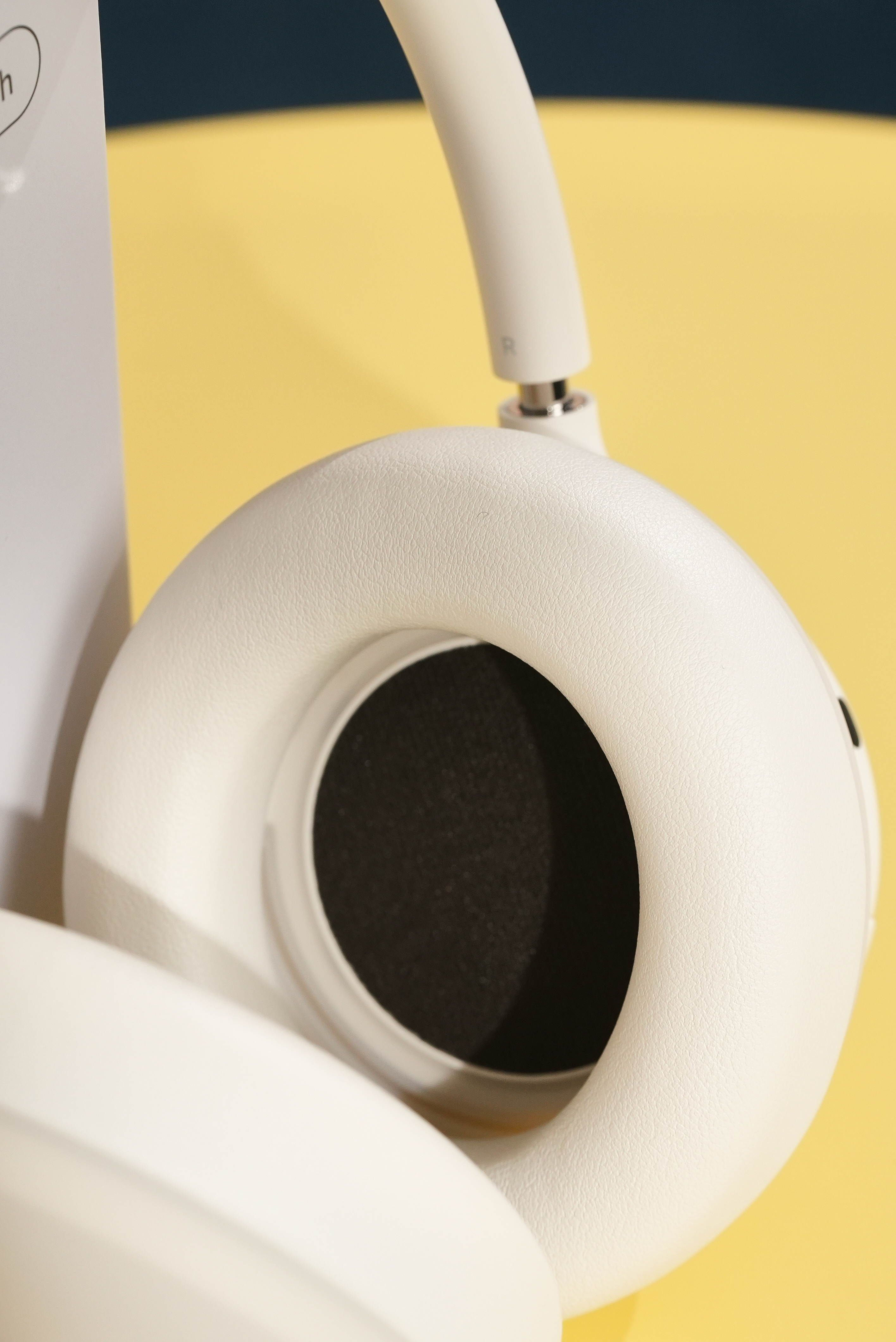 前段时间发布的 Beats 360 我们收到了它的耳罩和头梁软垫都支持拆卸更换，