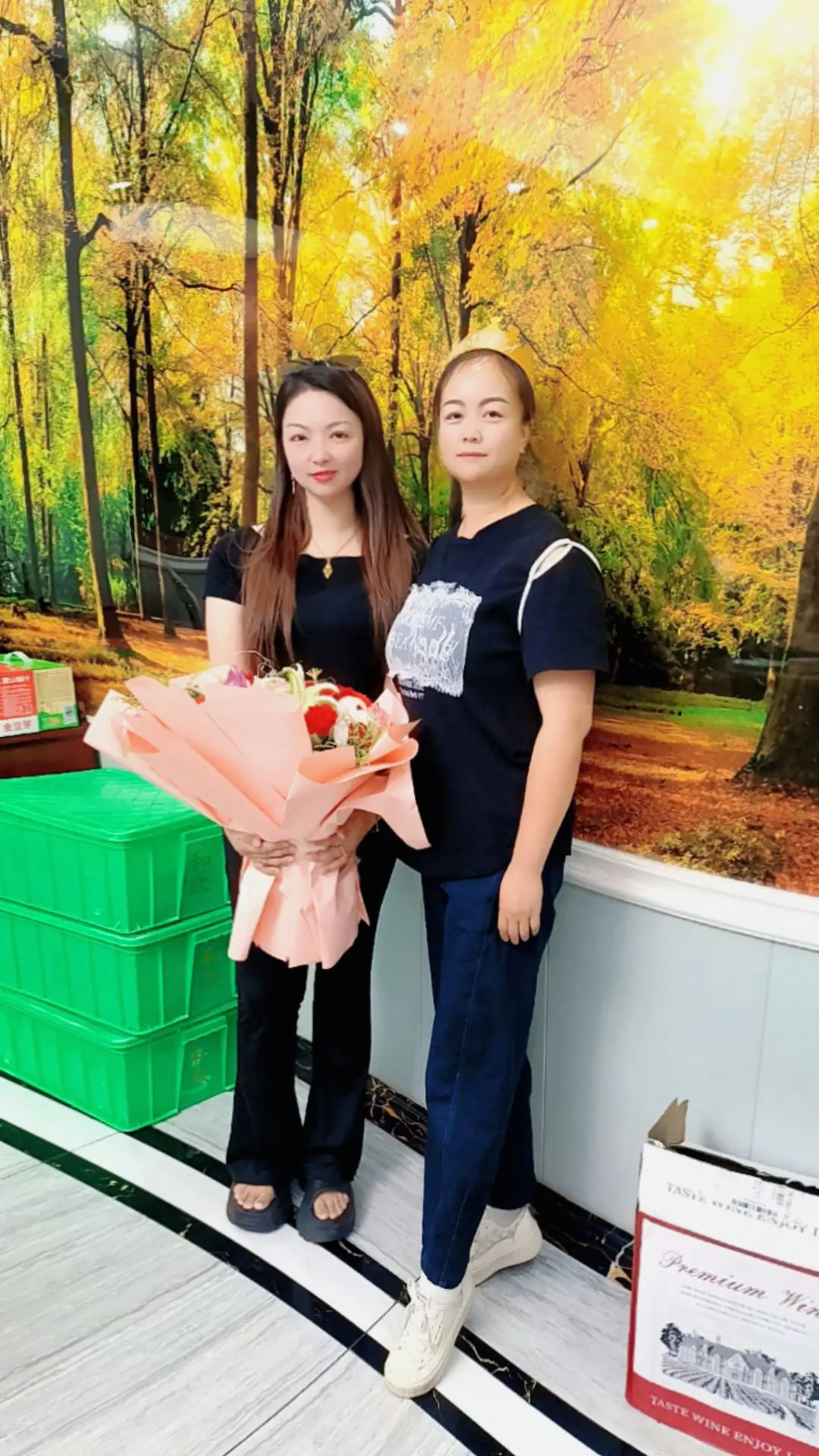 鲜花配美人。我的女人祝你生日快乐！永远十八，貌美如花，愿我们年年有今日...
