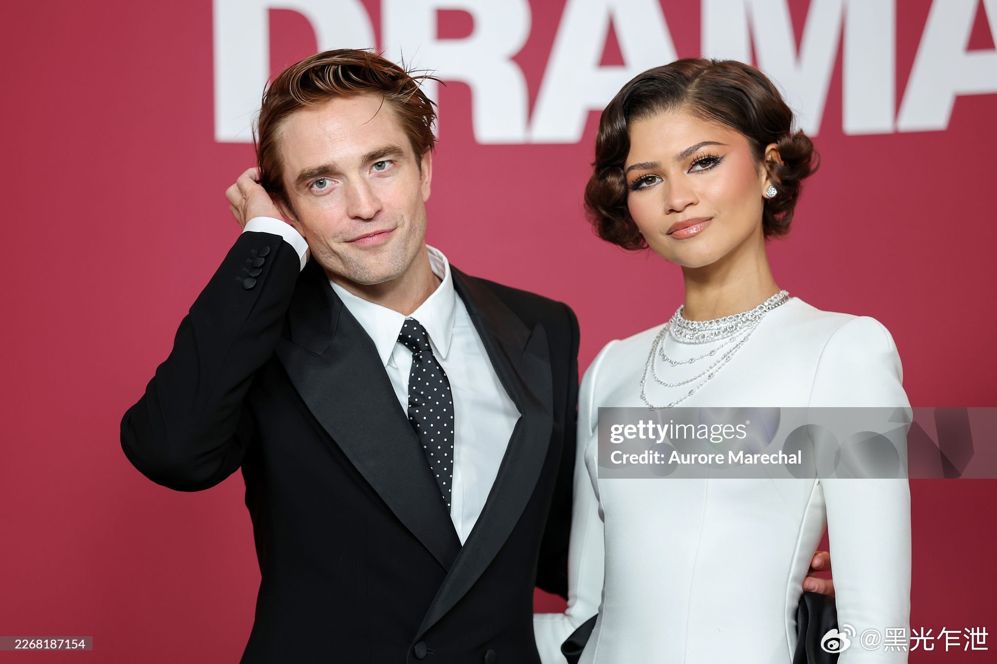 罗伯特·帕丁森出席《爱情抓马》巴黎首映礼： 