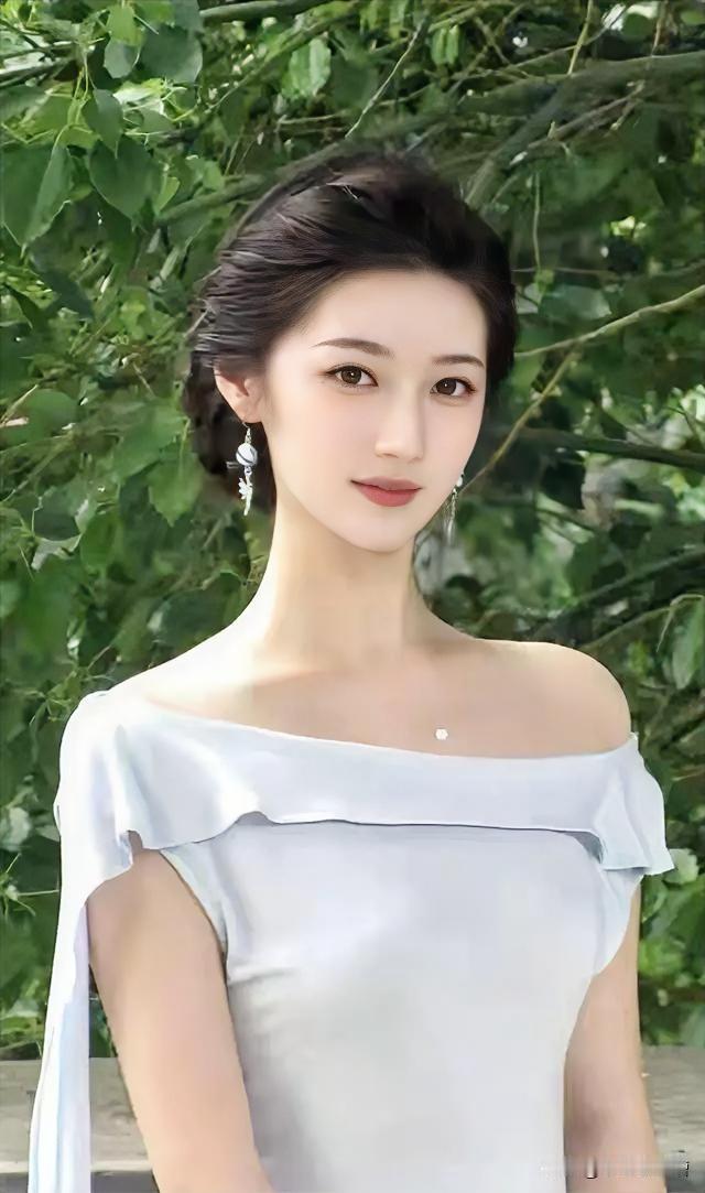 这位女士穿着白色露肩裙，好优雅。露肩紫裙照 抹胸白色礼裙 露肩小白裙