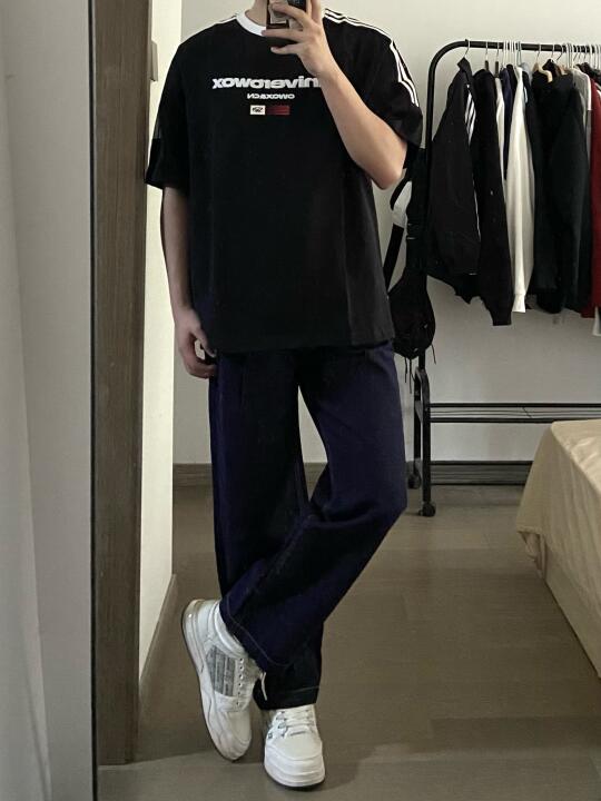 男生夏季穿搭｜黑色短袖➕深蓝色牛仔裤！