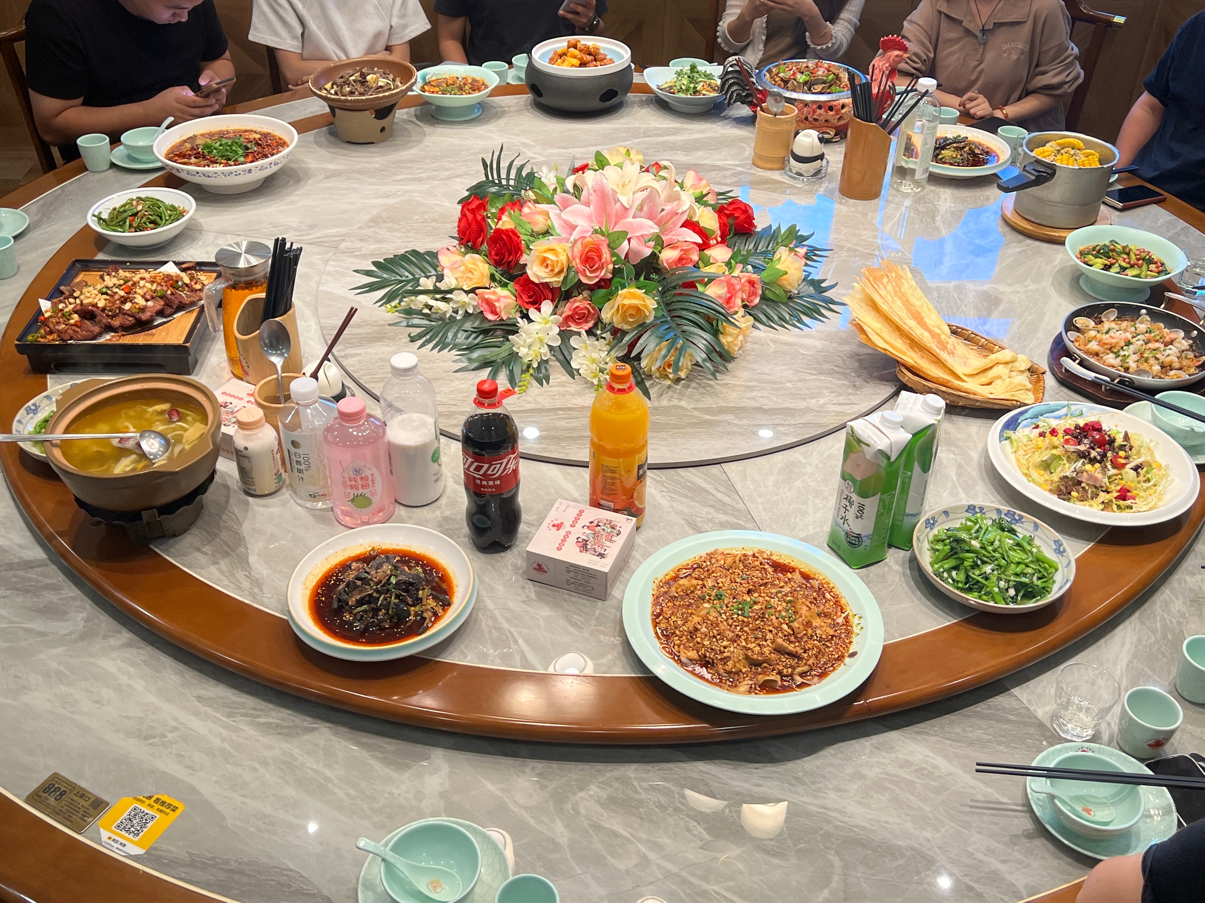 赚了不少，请队员们吃个饭[柯基][柯基][柯基] ​​​