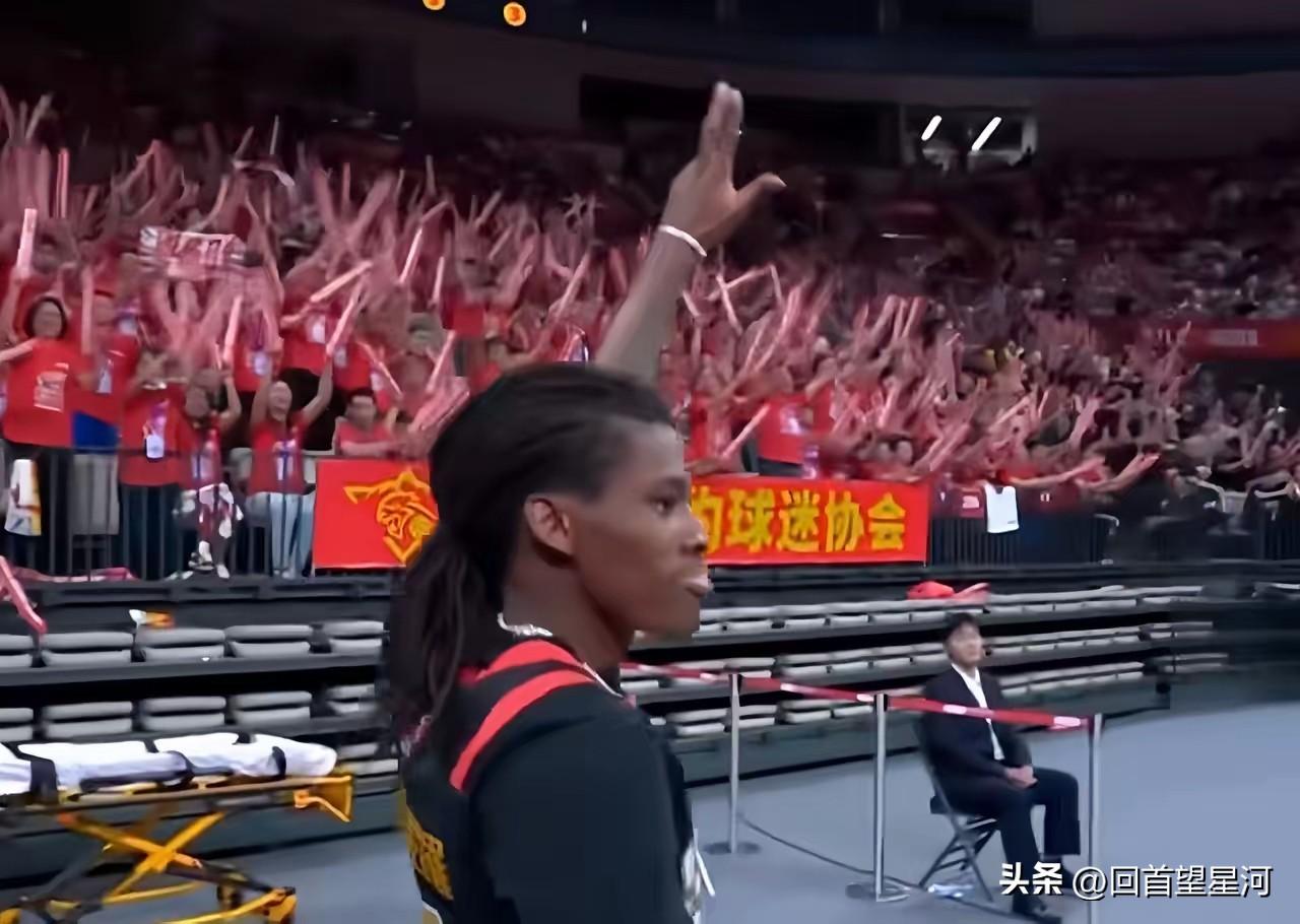 小孩哥史密斯真是很好的一个球员，因为大腿拉伤上不了场比赛，但全场都在下面给深圳队