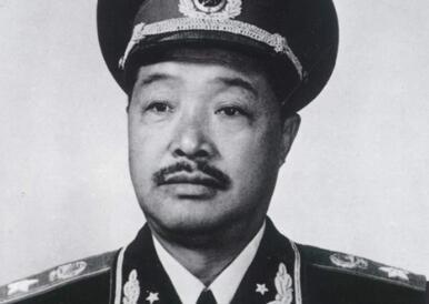 1954年，贺老总从西南局调任西南。有一次，在开会时，他发现自己的杯子里是白开水