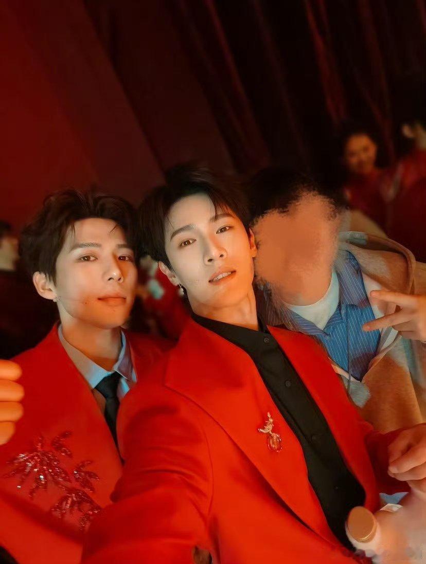 王安宇李昀锐春晚自拍，红红火火的俩少年！ 