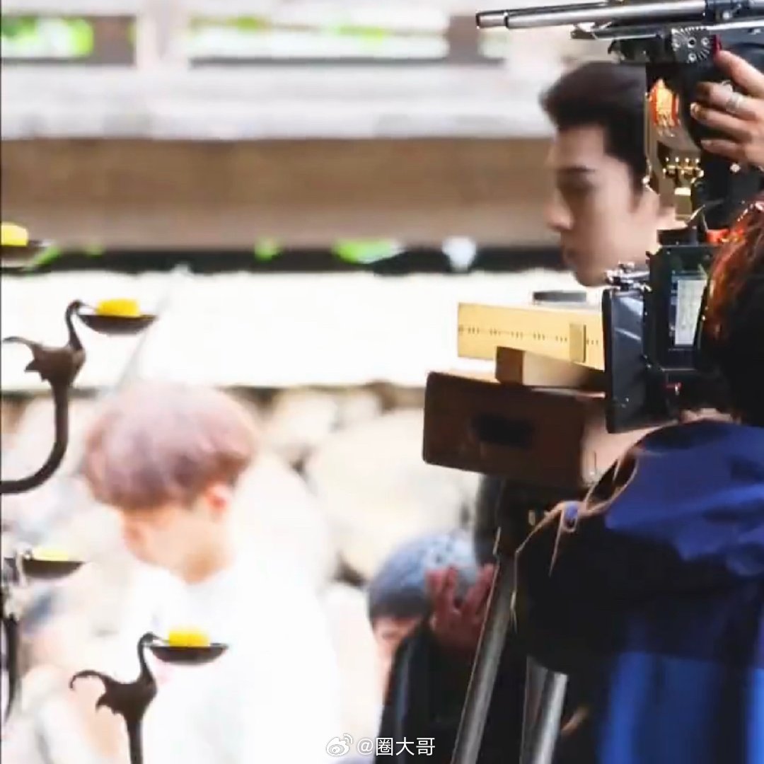 李昀锐片场和粉丝互动果真是皮一下很开心啊，什么都逃不过李昀锐的眼睛，李昀锐在片场