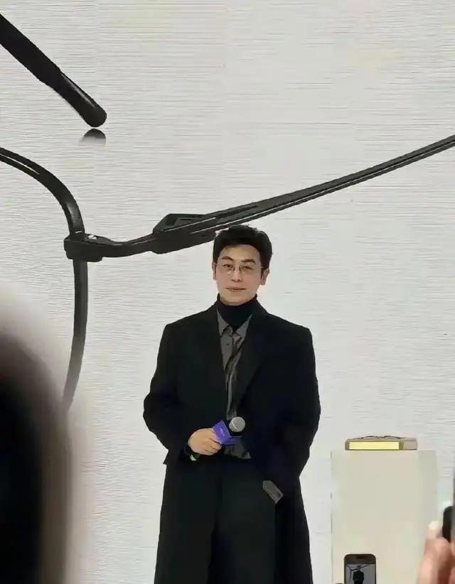 被誉为“行走的荷尔蒙”的朱亚文，最近感觉颜值下降了，有种衰老感。