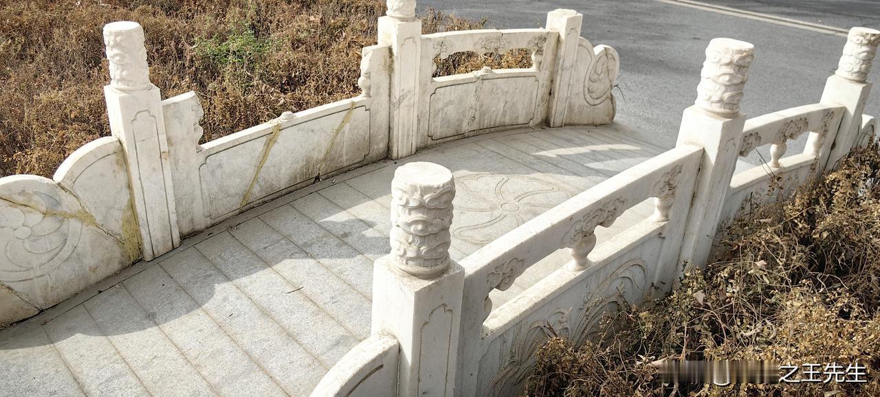 新疆麦盖提县新华桥美食街：绿化带上的那些可爱的汉白玉小石桥！

说小，也不算太小