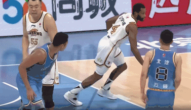 北京队姜文对弗格违体犯规，这动作，要不得！
北京时间1月14日，辽宁与北京队的第