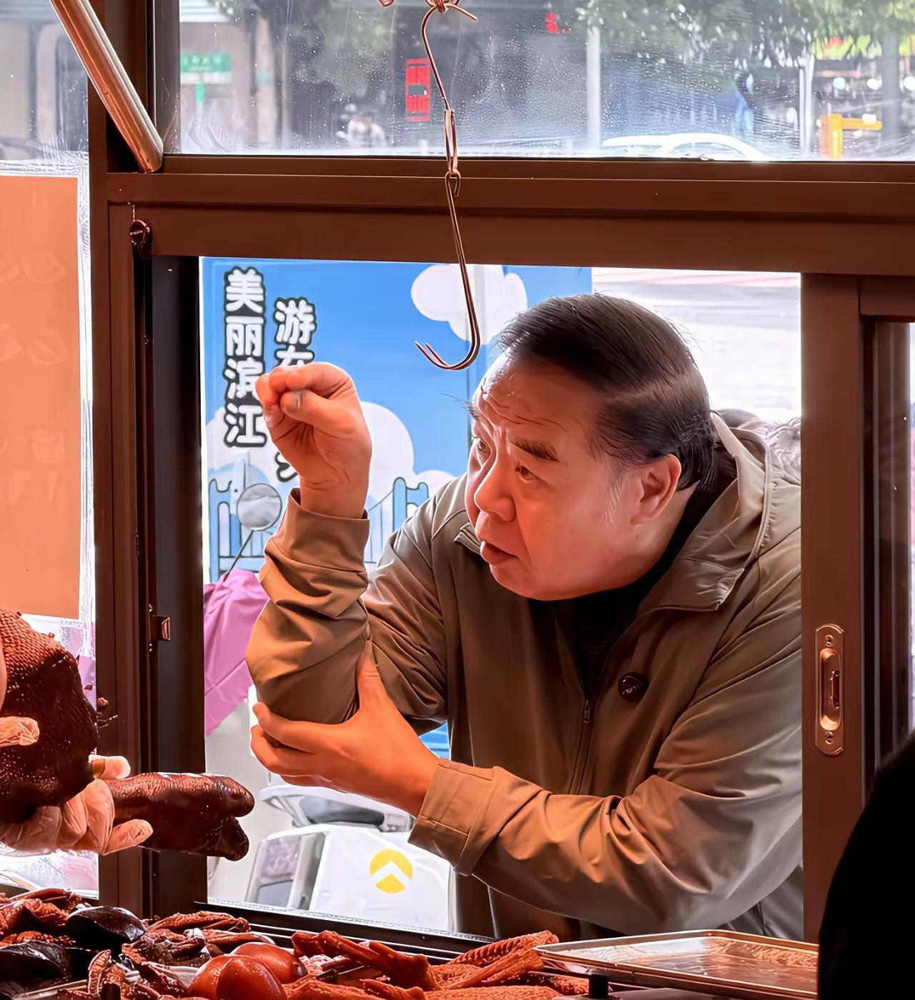 ​香港娱乐界人士也有诙谐的一面，让人看到以后忍俊不禁。这时候看到了艺人郑则士到了