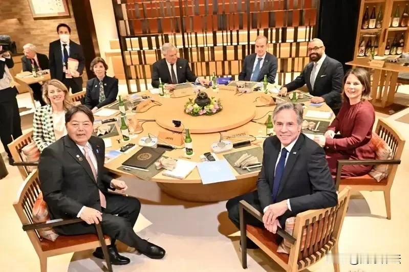 美国国务卿长布林肯懒得装了，直接向全世界摊牌语出惊人：你不坐在餐桌上，就会出现在