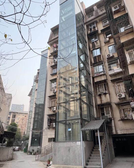 说真的，当初全楼14户，13户都签了字，就一楼老李死活不肯。我们还组团去劝他，说