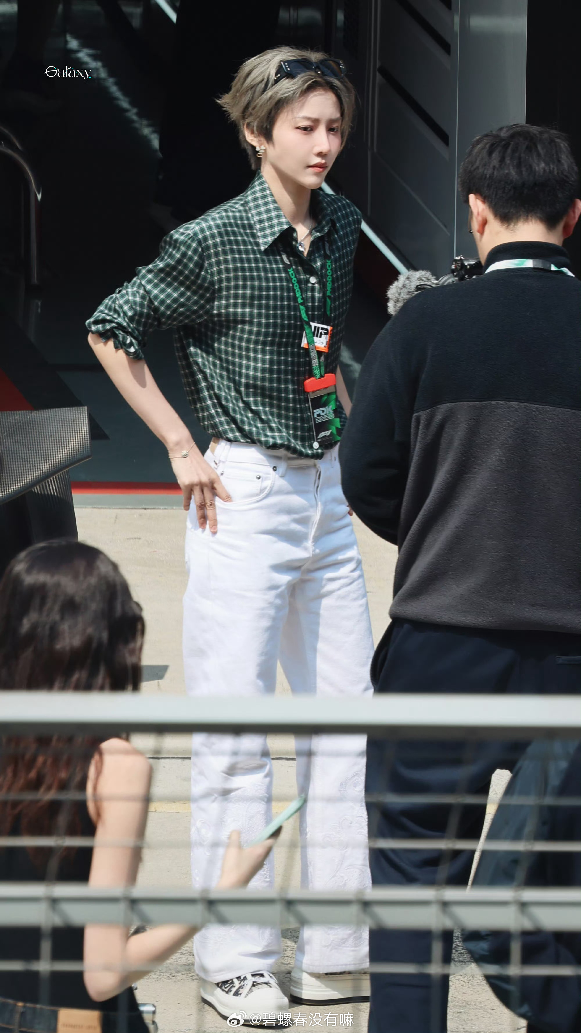 刘雨昕 f1观赛区那位温柔的潮酷短发姐姐 F1现场好多明星