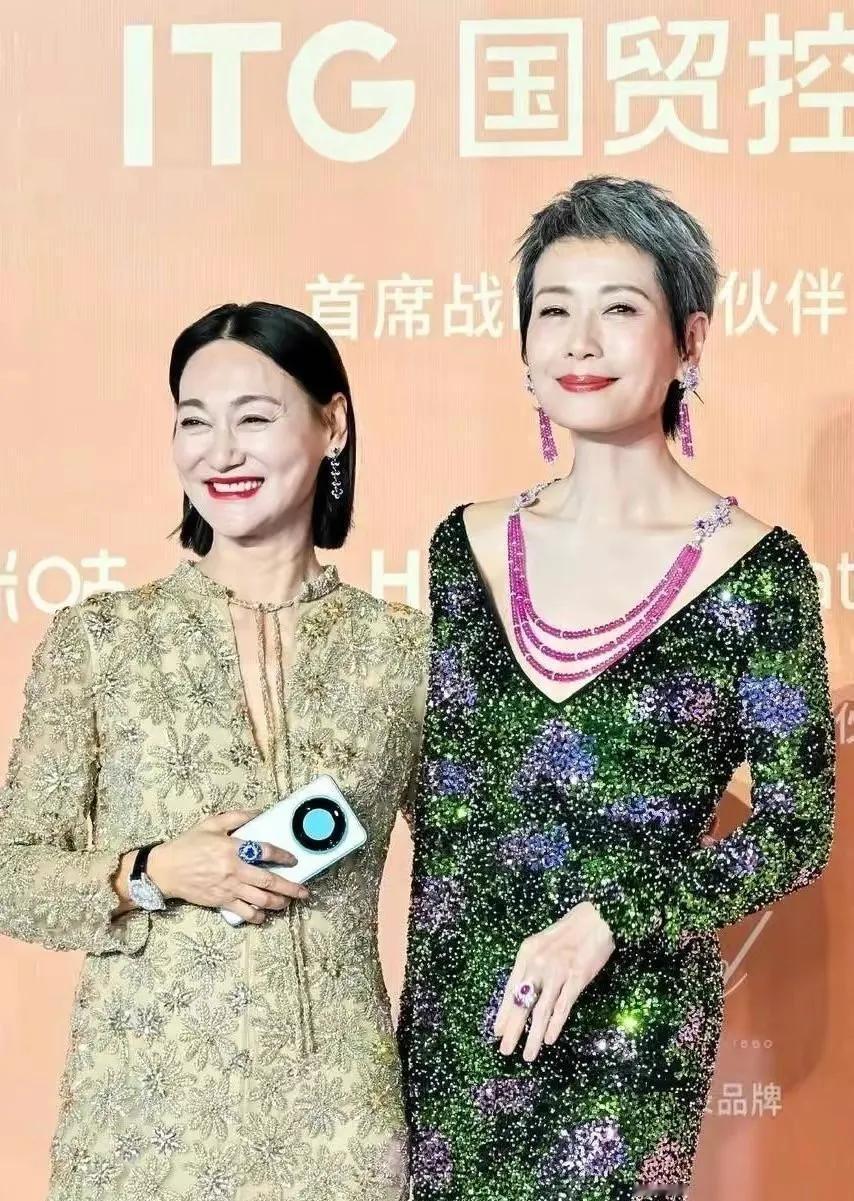 当63岁的惠英红和60岁的叶童同框，才明白：自然不装嫩到老都优雅