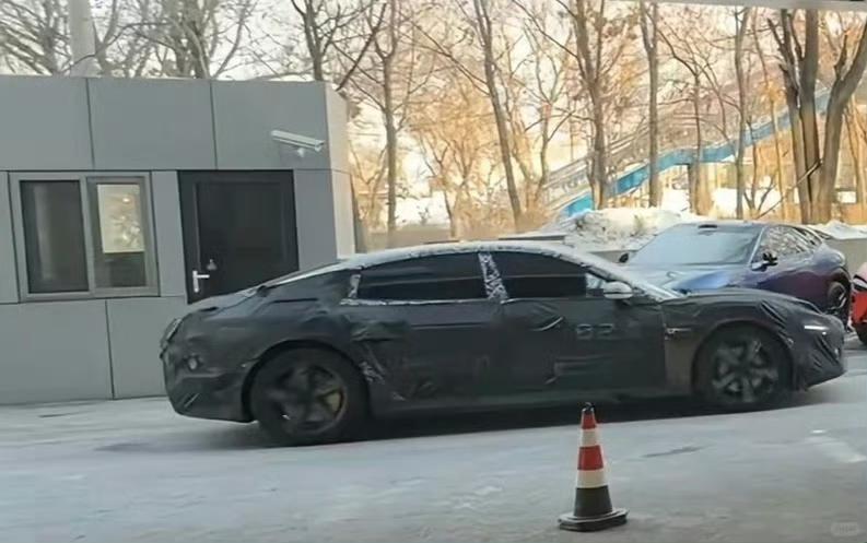 小米SU7L？这个车看起来真的是非常的修长！

相比较普通版的车型，第2排得到了