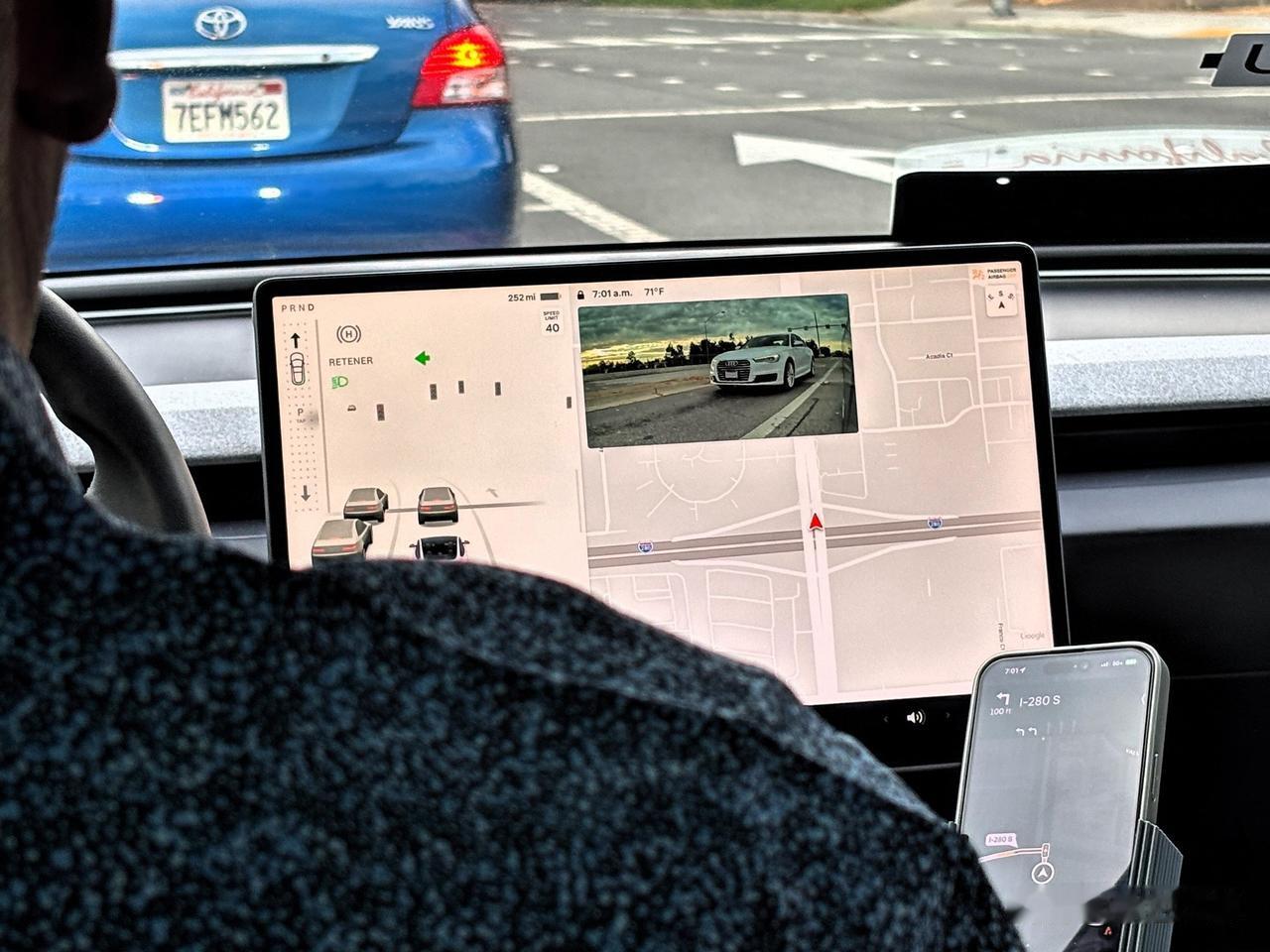 在旧金山湾区打了几次网约车，主要用Uber和Lyft，和国内体验有些差别。

车