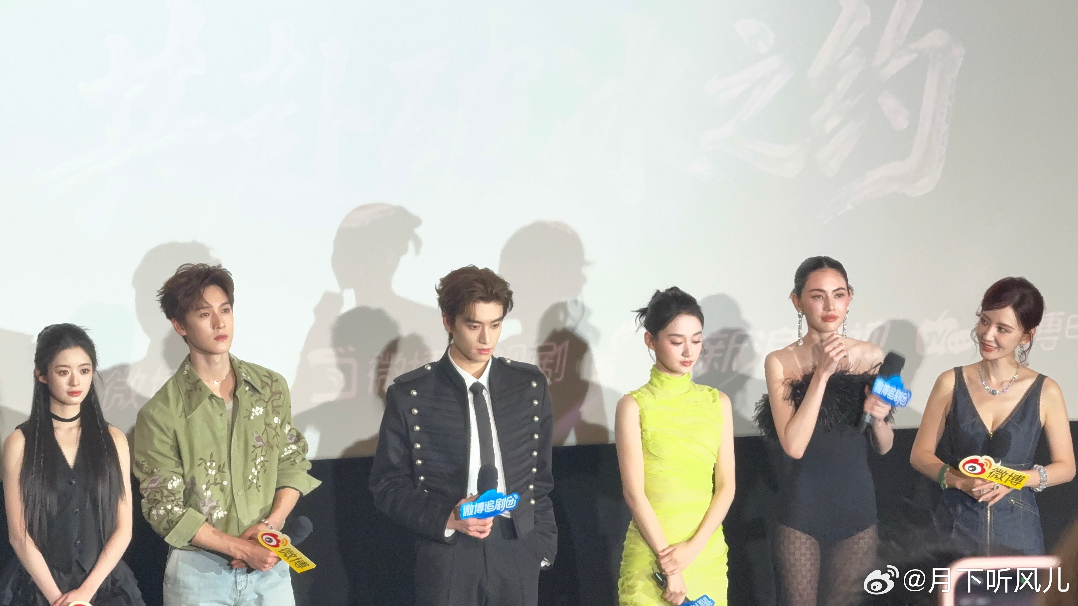 C位给主演张萌站一边 张萌这种甘当背景板的制片人真的太让人佩服了！她把C位让给年