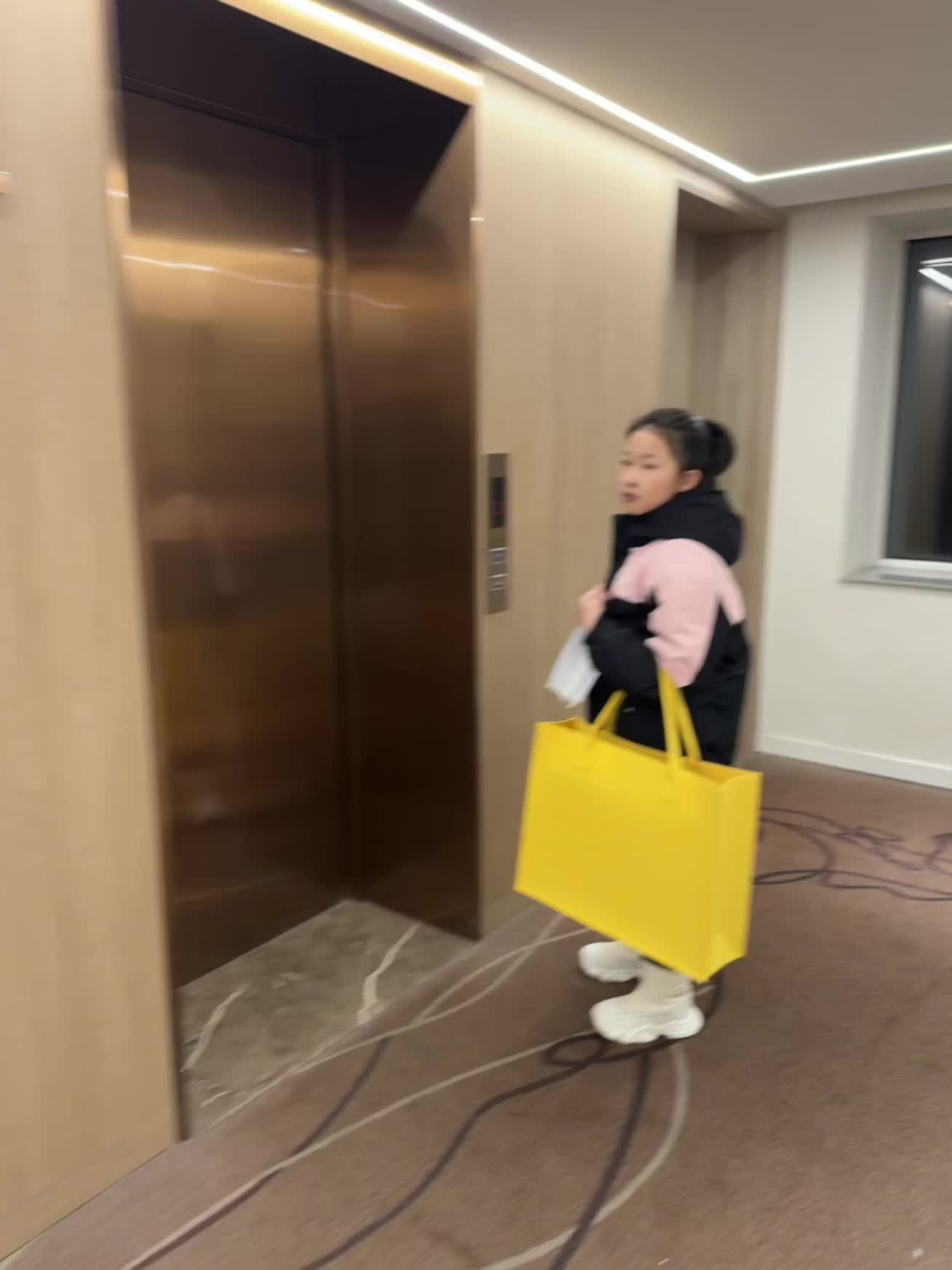 大手牵小手  我是你的阿贝贝😉