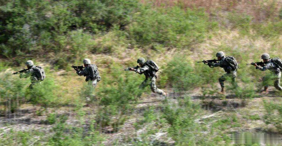 铸剑中原早安军营原原说早晚安 新征程上，使命在肩、重任在前。早安