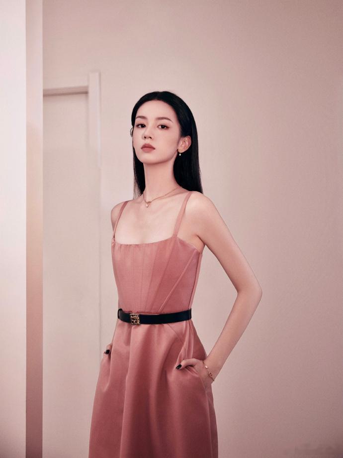 #周也皮粉吊带# 周也这皮粉吊带太惊艳，小猫探头的萌态太迷人，烟粉系妆容凸显温柔