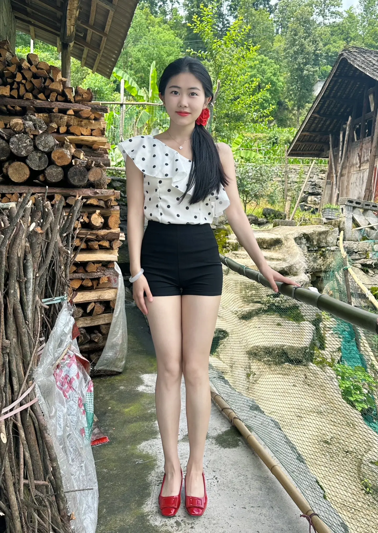 “你会娶我吗我半夜渴了你会起来给我倒水喝吗 我想吃的东西你会给我买吗 我的小脾气你能容忍吗 在你家你会向着我吗”