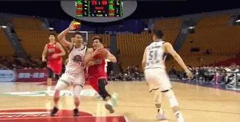 CBA突发：CBA战火重燃广州龙狮vs山东第四节关键时刻郭艾伦高速突破膝盖受伤倒