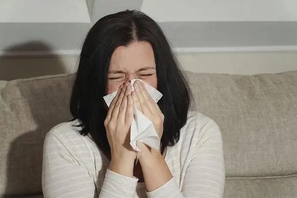 清鼻涕很多是肺气虚寒型鼻炎
春天鼻炎的人多，他们鼻塞、鼻涕总也流不完，大庭广众下