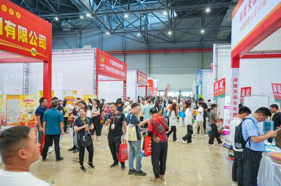 2026华东农资会现场安排设备演示，直观展示作业效果，工作人员全程讲解操作要点、