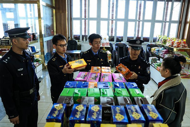 最近常去的几家量贩零食店突然被多地市监盯上严查，说真的一点都不意外。
之前刷到河