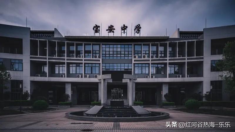 2005年启动建设的宝中，几乎踩准了深圳西进的所有节奏。如今这里道路宽阔，摩天轮