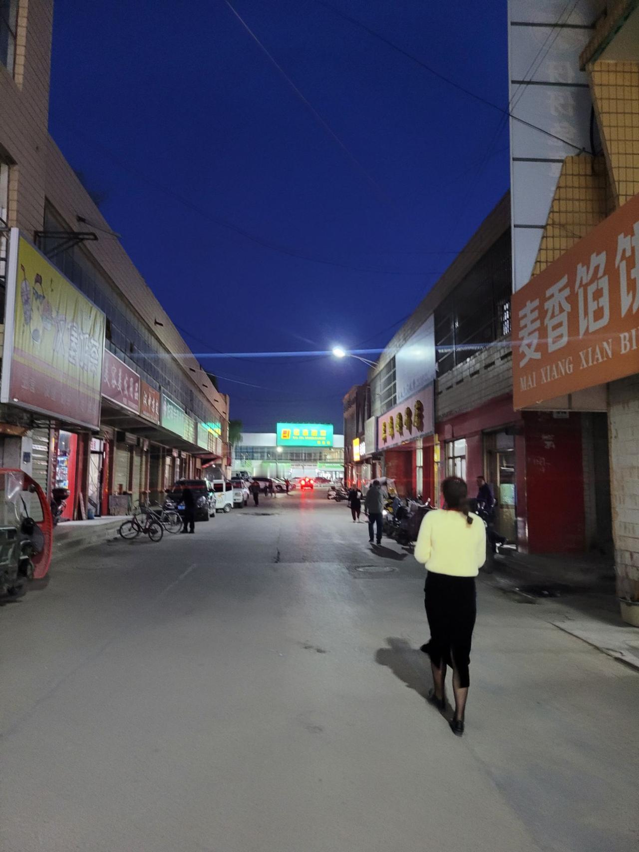 十年前公公对儿子见死不救，十年后我老公忍痛照顾公公，我劝阻老公赶紧回家。

我公
