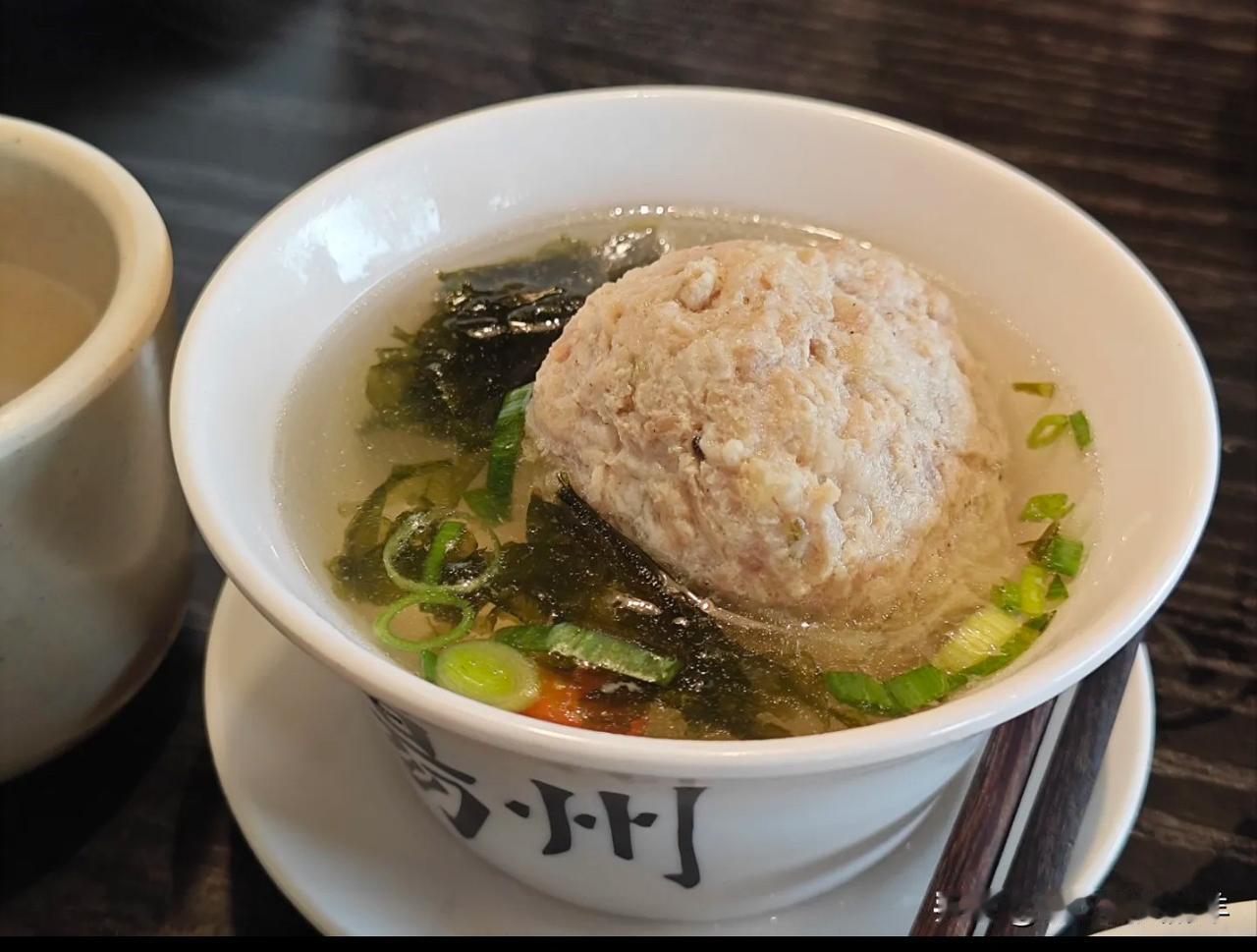 这次去扬州，吃了几个淮阳菜（主食）：

1、狮子头：一白一红，分别在两家酒店品尝