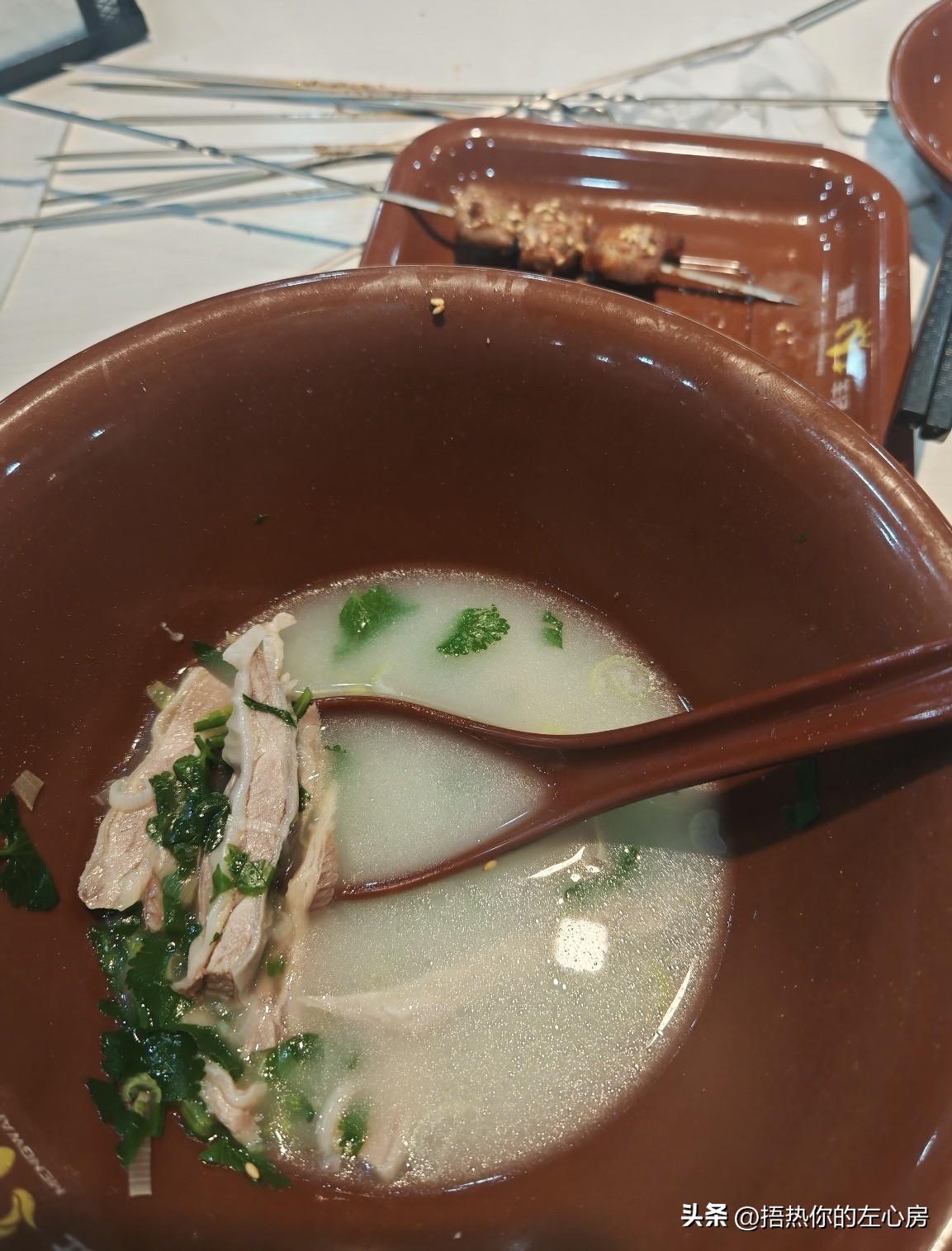 早就馋这碗热乎的羊排汤！

刚端上桌就闻着香味了，奶白的浓汤，炖得软烂的羊排，撒