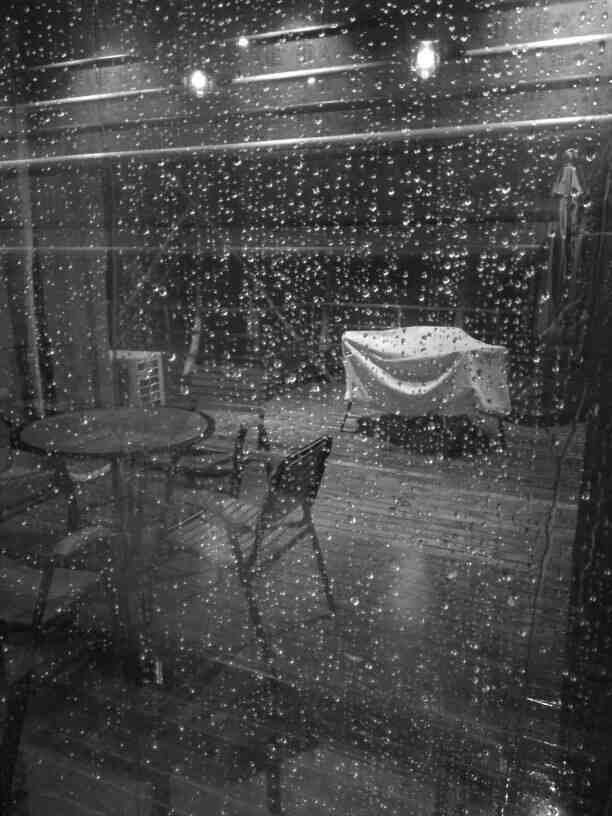 雨下大了，理应是你在屋里。但我怕你被其他东西淋湿，岁月之类，人群之类。——叶青《