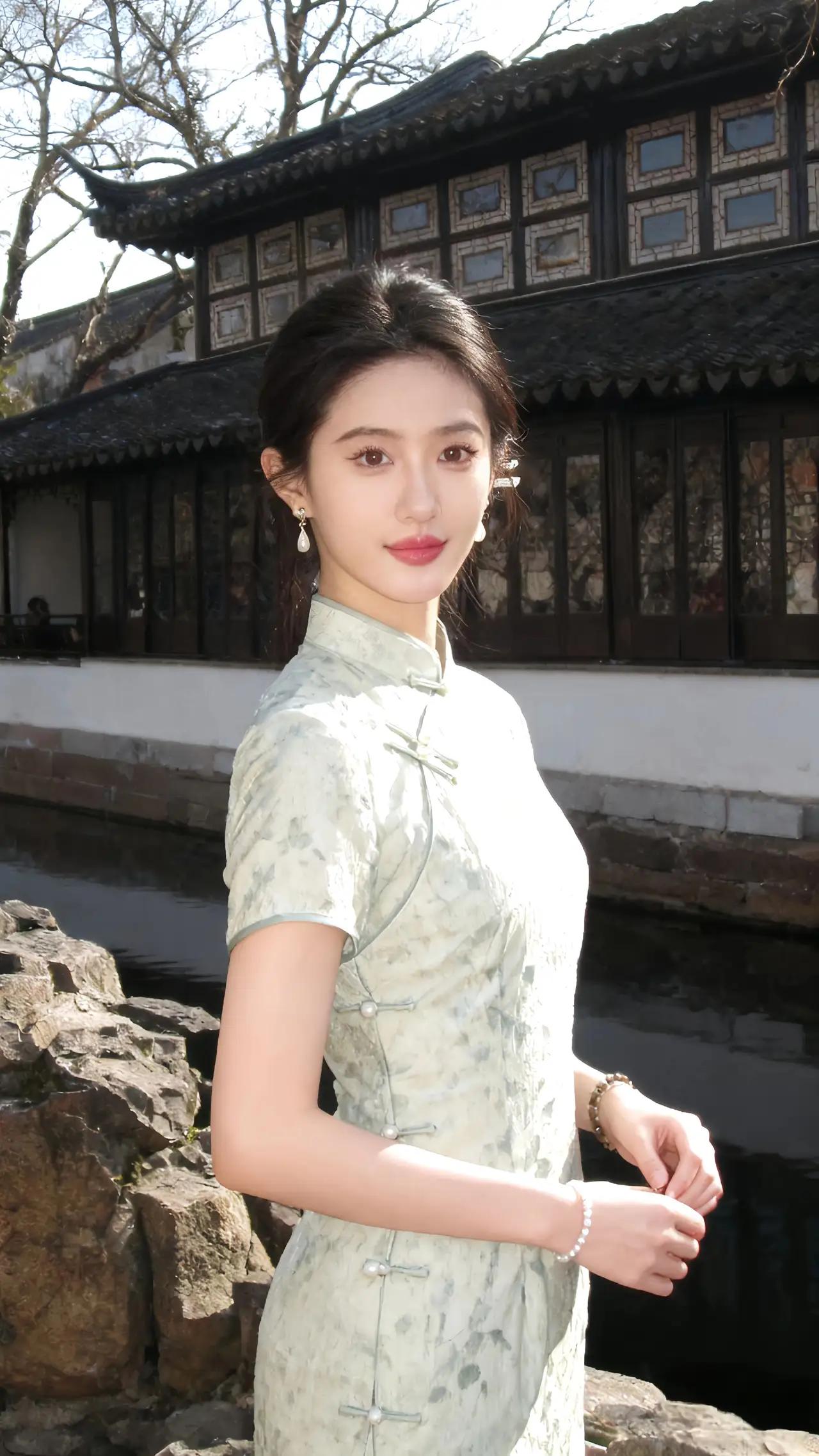 如何把旗袍穿出自己的气质旗袍美女，和古建更应景