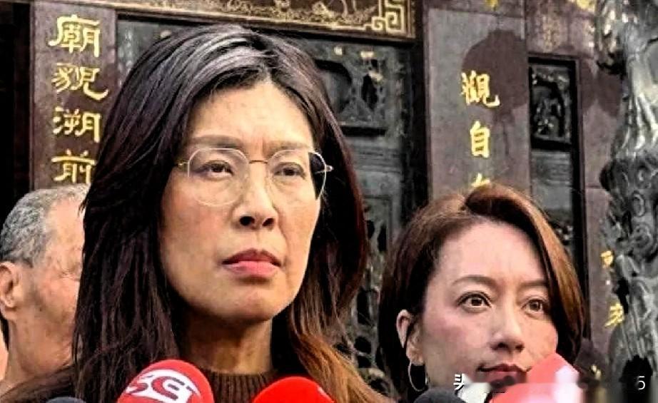 郑丽文下了一手好棋。市长卢秀燕一大早去拜庙，象征性地做做民众拜个平安，顺便消失了