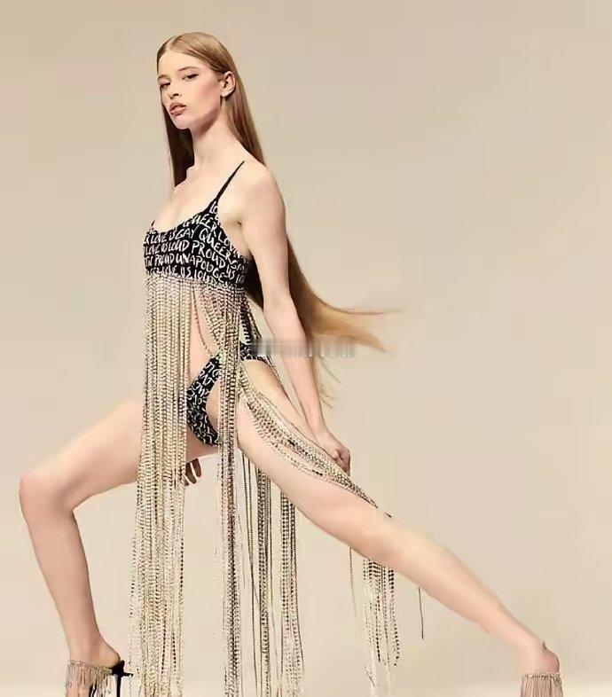马斯克好大女拍写真了我想马斯克表情是不是图二