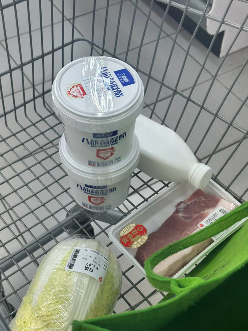 来永辉就办一件事！买这个酸奶买一送一！他还没捆绑呢！我：姐！今天这个买一送一吗？