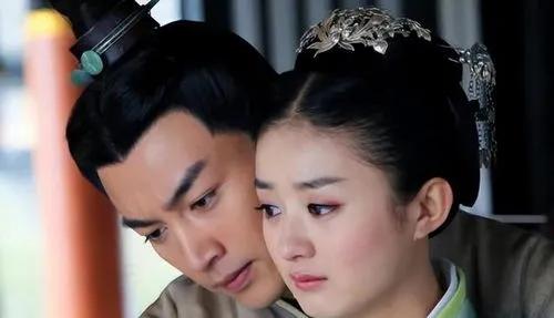 这种魅力，源于她对表演的赤诚热爱与执着追求。每一个眼神、每一个动作，都饱含深情，