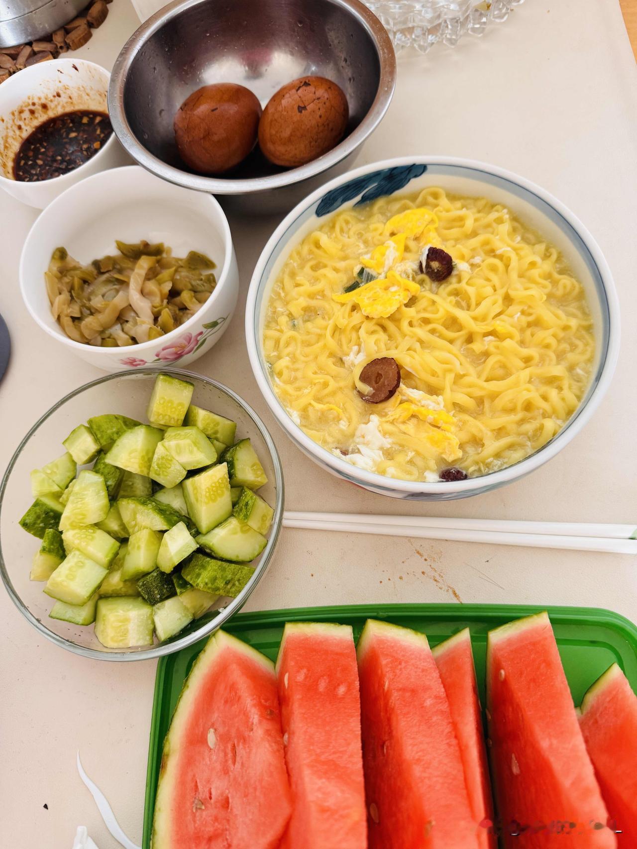 早饭，简单：

老母鸡乌冬面1碗，
茶叶蛋2个，
凉拌黄瓜小咸菜1小碟，
涪陵榨