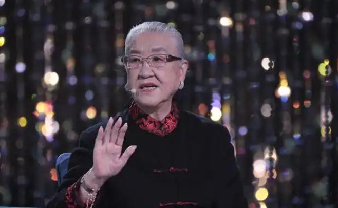 原国防部长耿飚的长女，一夜之间被查封了所有资产，她选择出走美国。在离开时她发誓：
