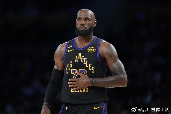 詹姆斯半场8中8詹姆斯半场8中8轰18分  4记暴扣！0失误0罚球！NBA常规赛