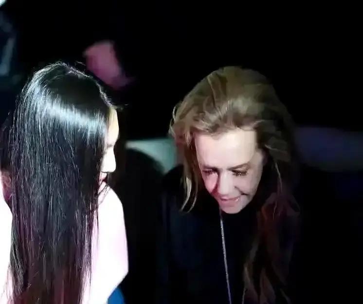 王诗龄英语碾压全场，董明珠没理她
 
李湘带女儿去顶流饭局，王诗龄一口流利英文把