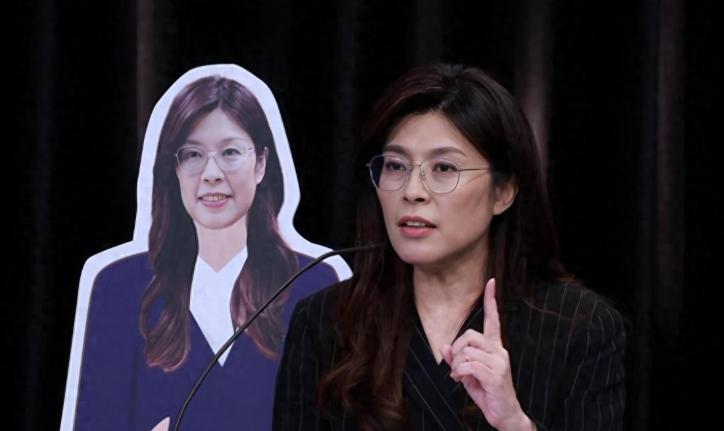 突然改口了。郑丽文拜会夏瀛洲上将后，表态出现变化。她明确说台湾是中国的一个省，台