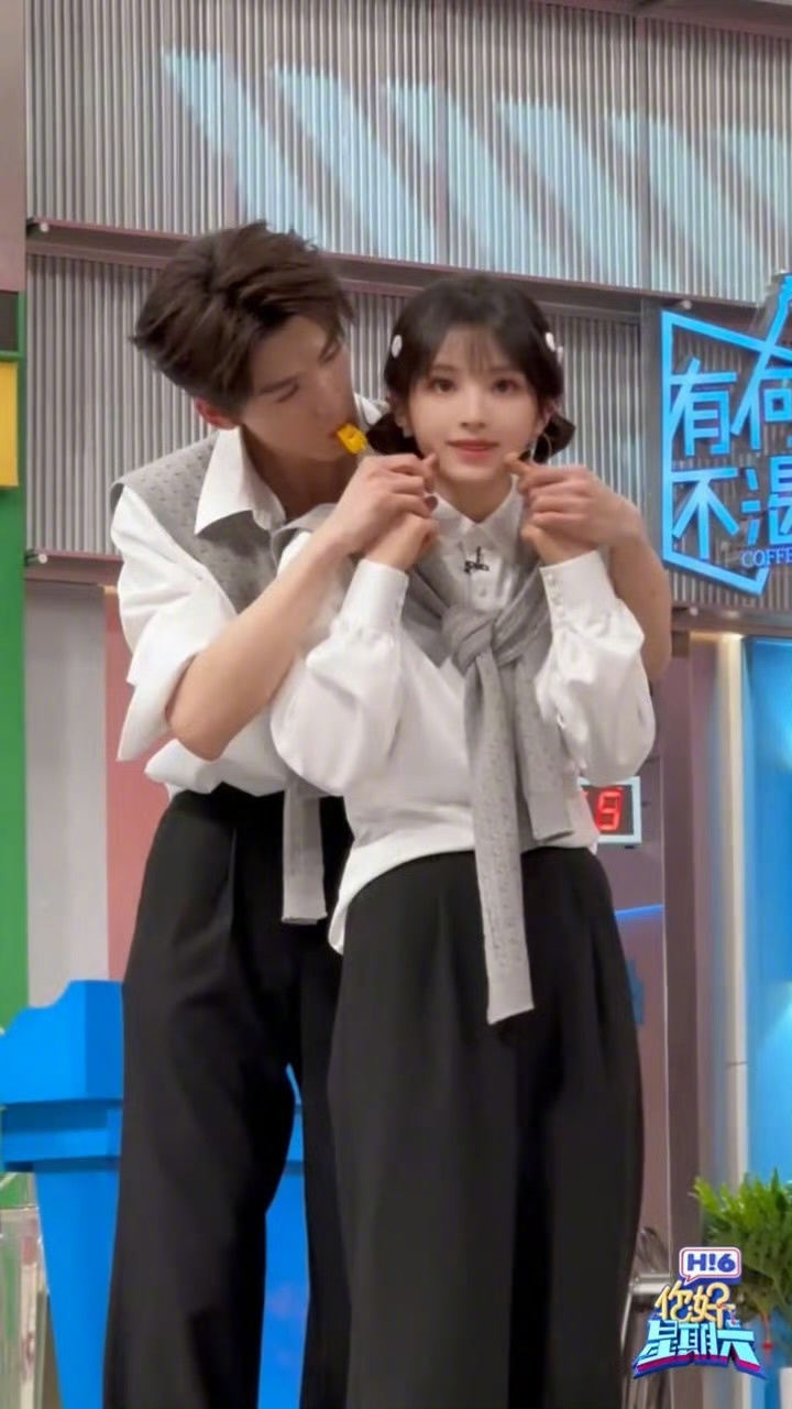 张凌赫手戳田曦薇梨涡逐玉官方逐玉 好般配！！！发明这个游戏的人真是天才