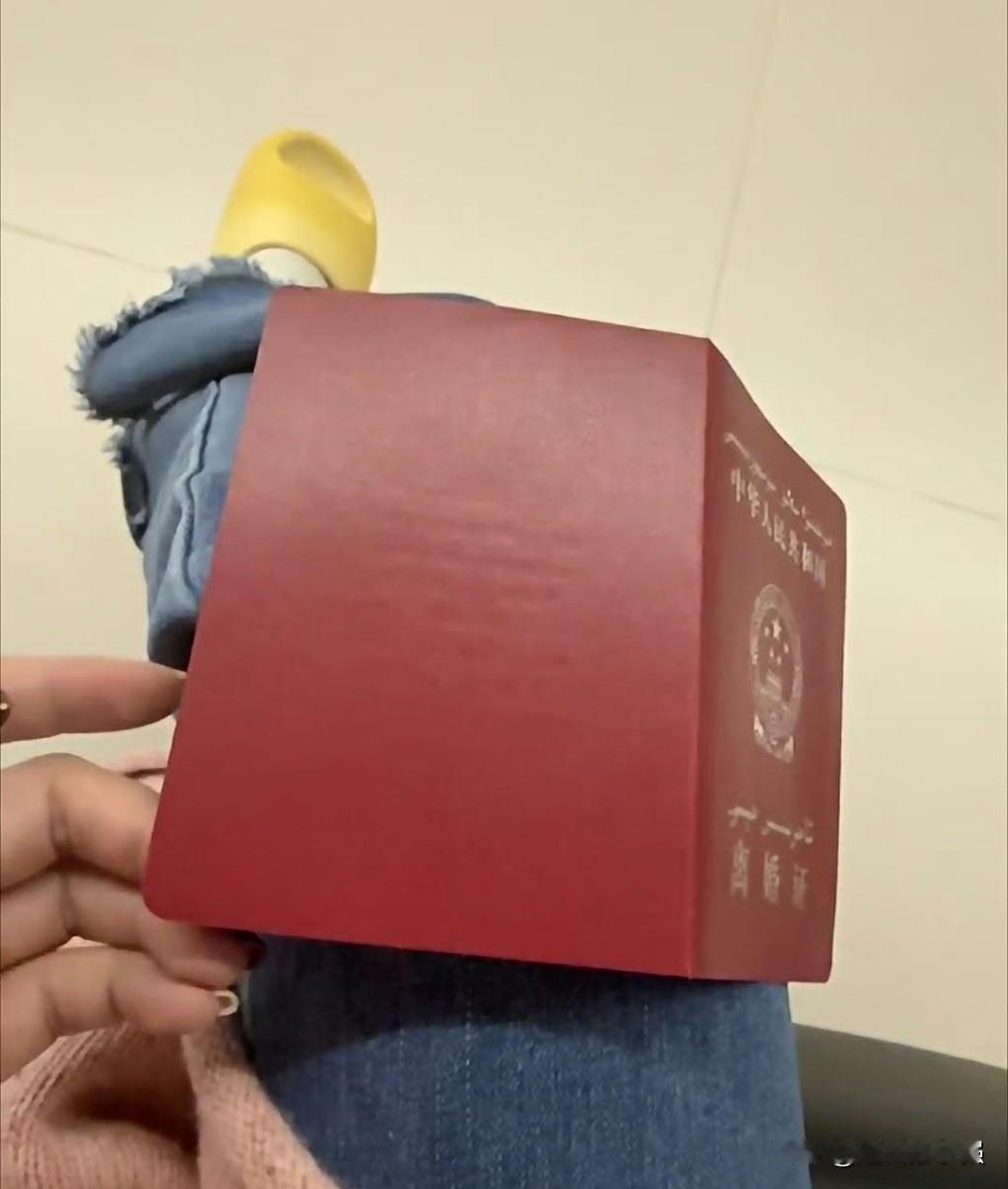 这确实让人感觉不对啊，有点莫名的讽刺感。
也非常的不合常理，非常的离谱。
11月