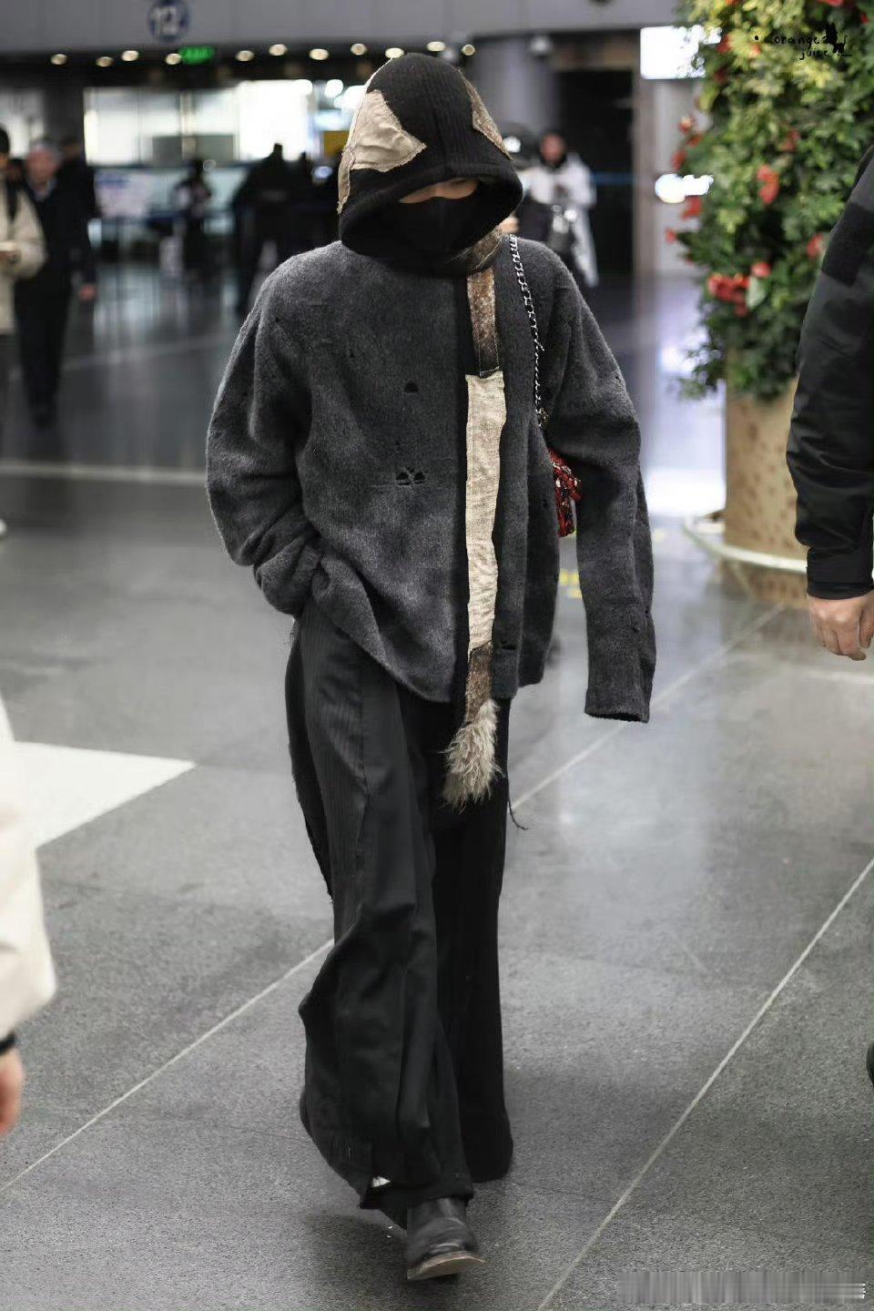 R1SE即将录制欢迎来到蘑菇屋2的机场路透周震南、何洛洛、夏之光、张颜齐、任豪 