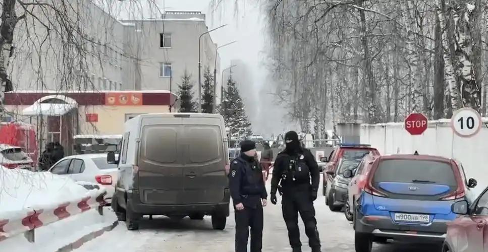 “轰隆”一声巨响，俄罗斯列宁格勒州一栋军警大楼塌了！这可不是普通民房，是保护老百