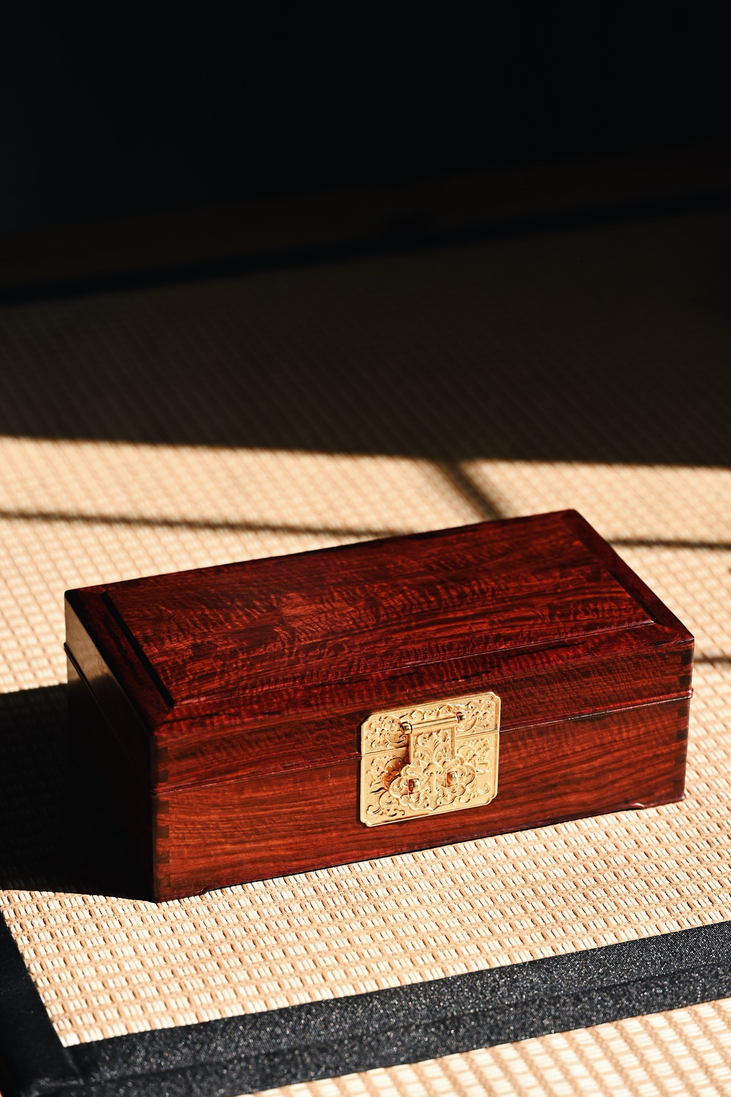 小叶紫檀满水波 | 收纳盒独板质地细腻，料质油润，满水波纹理随光而动，潋滟亮眼，